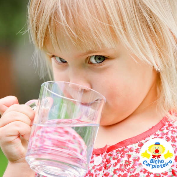Benefícios da água no organismo infantil